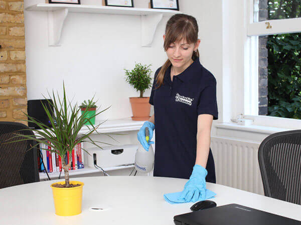 4 fördelar med att anlita städexperter för att städa kontoret